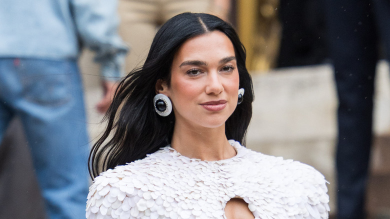 Dua Lipa Kejutkan Industri Musik, Putus Kontrak Agen Eropa Imbas Kontroversi Glastonbury
